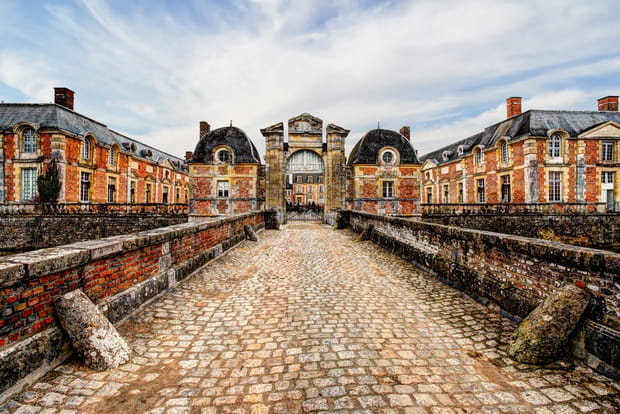 Le château de La Ferté-Saint-Aubin, l'élégance de la brique rouge au cœur de la forêt