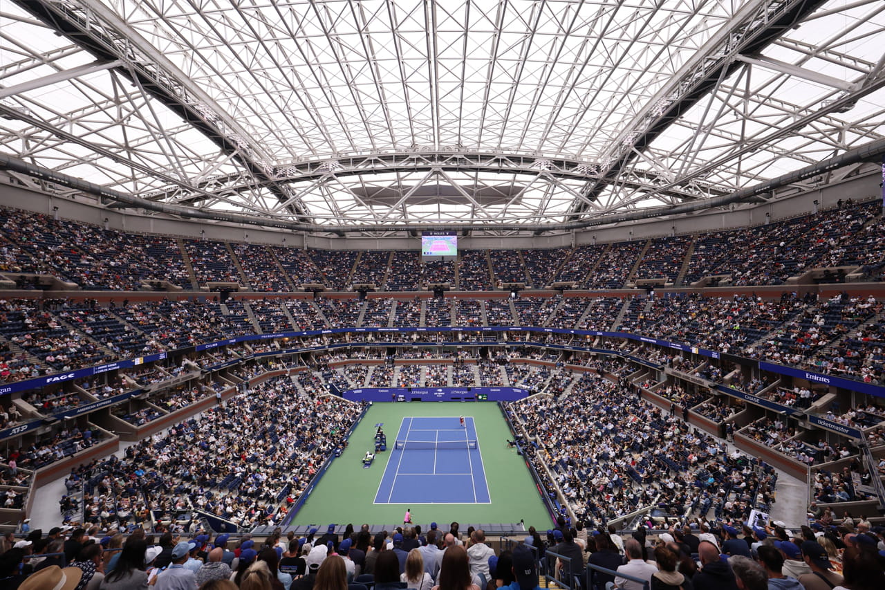 Sa chanson a été la plus vendue en France en 2011, il est désormais joueur de tennis