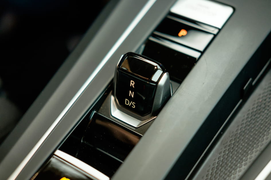 Une commande de bo&icirc;te qui rappelle la Porsche 911