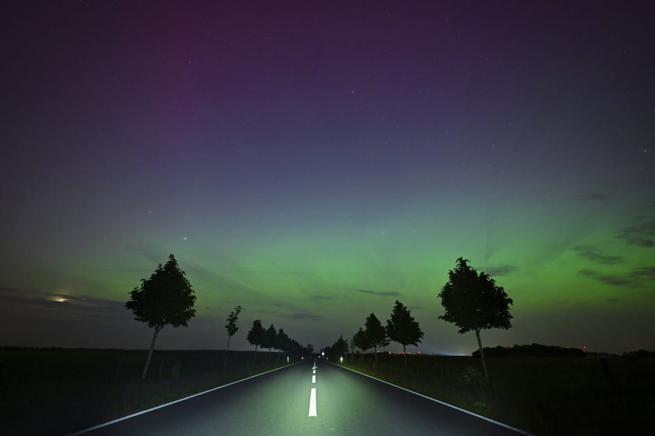Aurores bor&eacute;ales au bout de la route &agrave; Brandebourg, en Allemagne