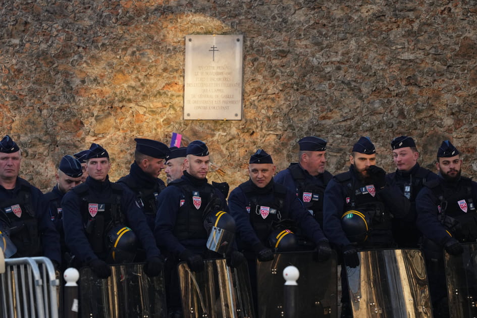 Les CRS mobilis&eacute;s &agrave; la prison de la Sant&eacute; pour attendre Nicolas Sarkozy