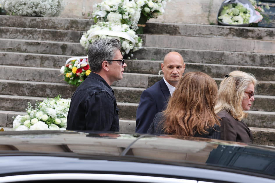 Benjamin Biolay arrive avec Catherine Deneuve