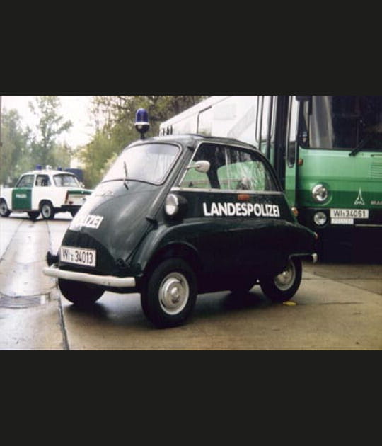 Une voiture de police lilliputienne