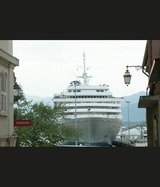 Un ferry dans la ville