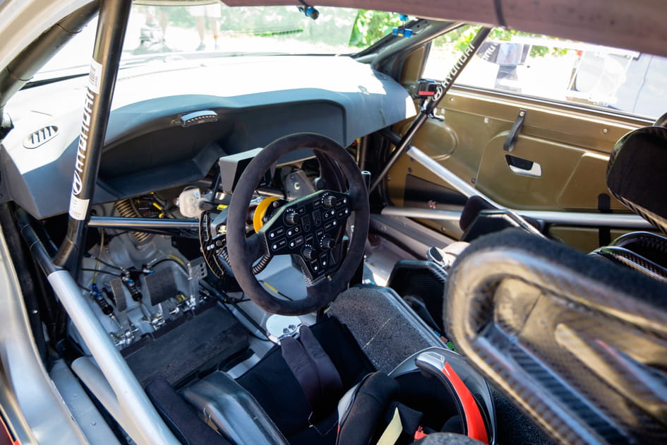 Un habitacle d&eacute;pouill&eacute; &agrave; bord de la i20&nbsp;Coup&eacute; WRC