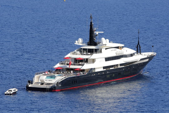 Lass&eacute; de g&eacute;rer un superyacht abandonn&eacute;, le gouvernement le brade lors du Black Friday. Son nouveau propri&eacute;taire le revend plus du double