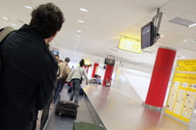 Il retrouve son bagage vol&eacute; gr&acirc;ce &agrave; un AirTag et surprend le voleur qui porte ses v&ecirc;tements