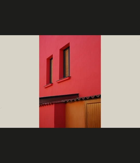 Fen&ecirc;tre sur fond rouge