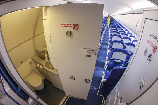&quot;On ne fera jamais &ccedil;a&quot;&nbsp;: ce PDG a rompu sa promesse, les h&ocirc;tesses de l'air devront s'asseoir sur les portes des toilettes