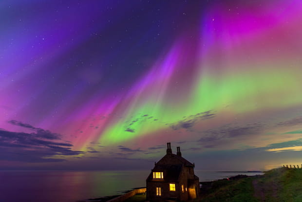 Des teintes violettes et vertes dans le ciel du nord-est de l'Angleterre