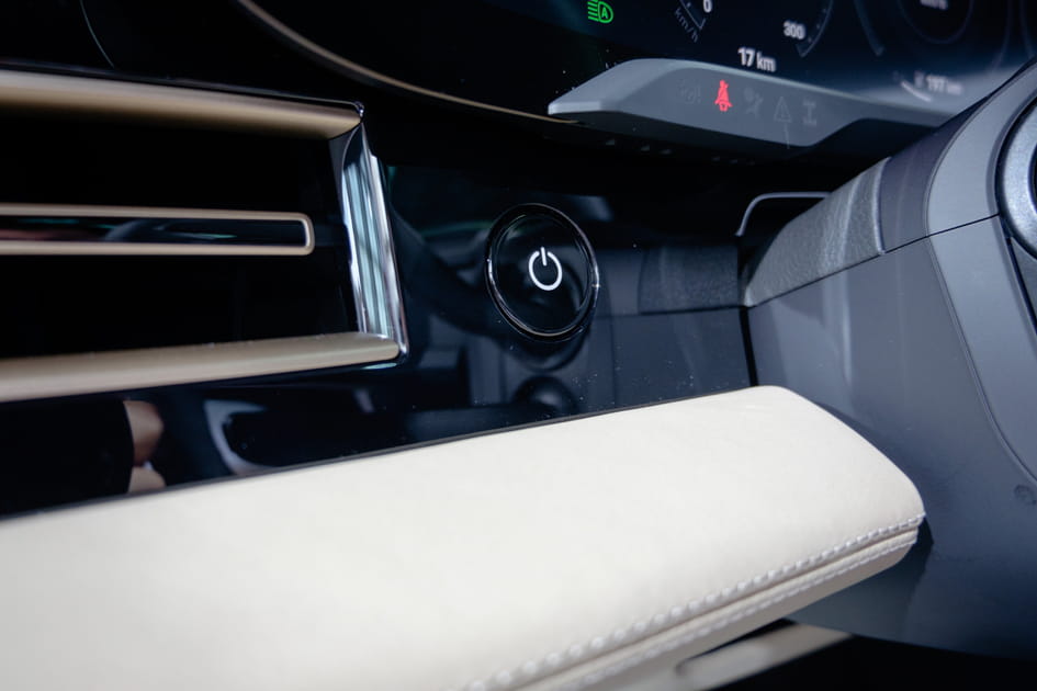 La tradition du bouton de d&eacute;marrage &agrave; gauche du volant