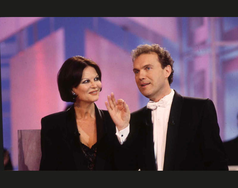 Claudia Cardinale conquise par Julien Lepers