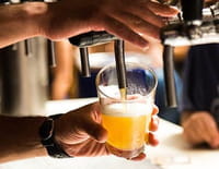 La bière se fait mousser