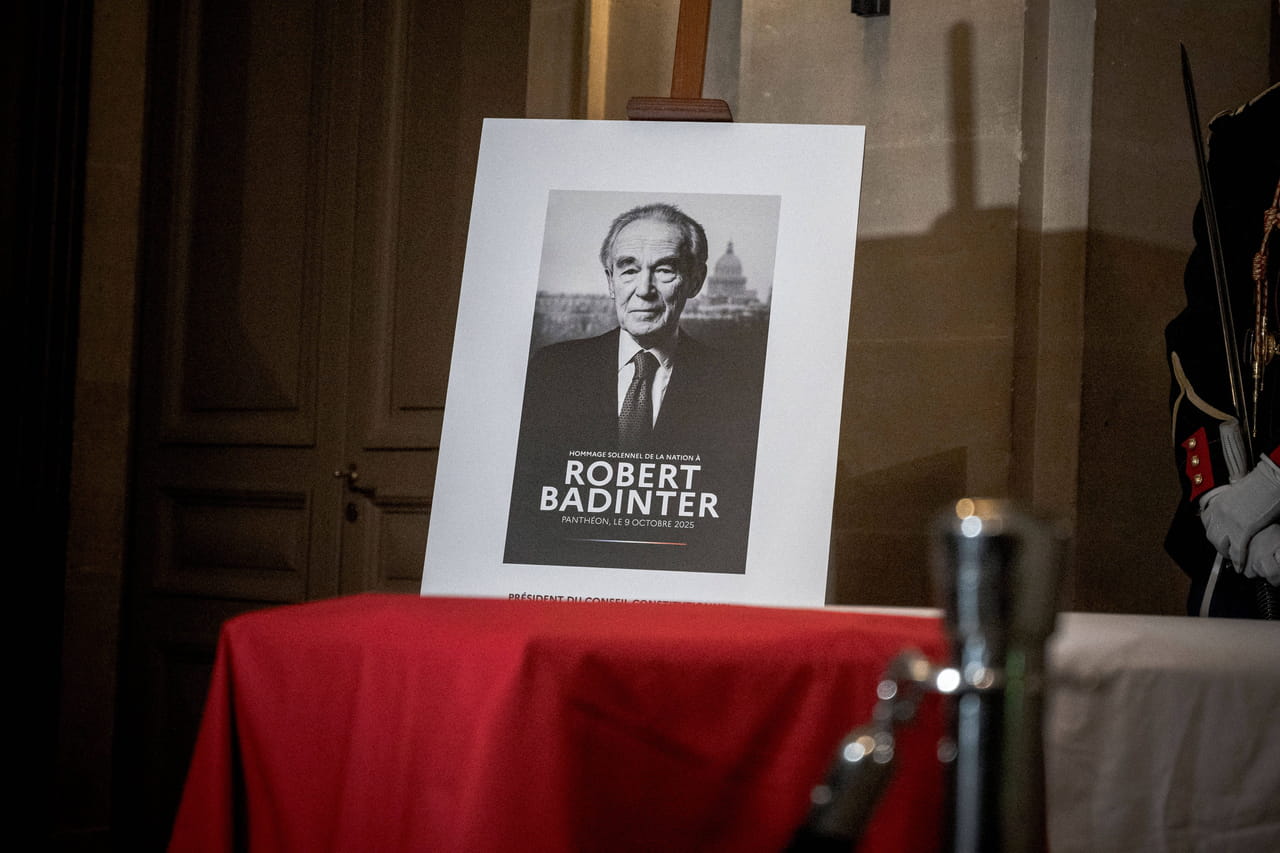 La tombe de Robert Badinter profanée : des messages politiques sur la sépulture