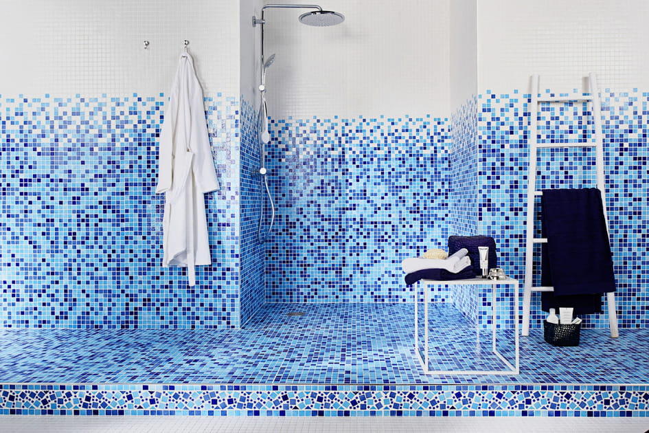 Choisir des carreaux bleus et blancs pour&nbsp;salle de bains comme &agrave; la piscine