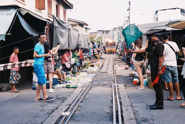 Le marché au train de Maeklong