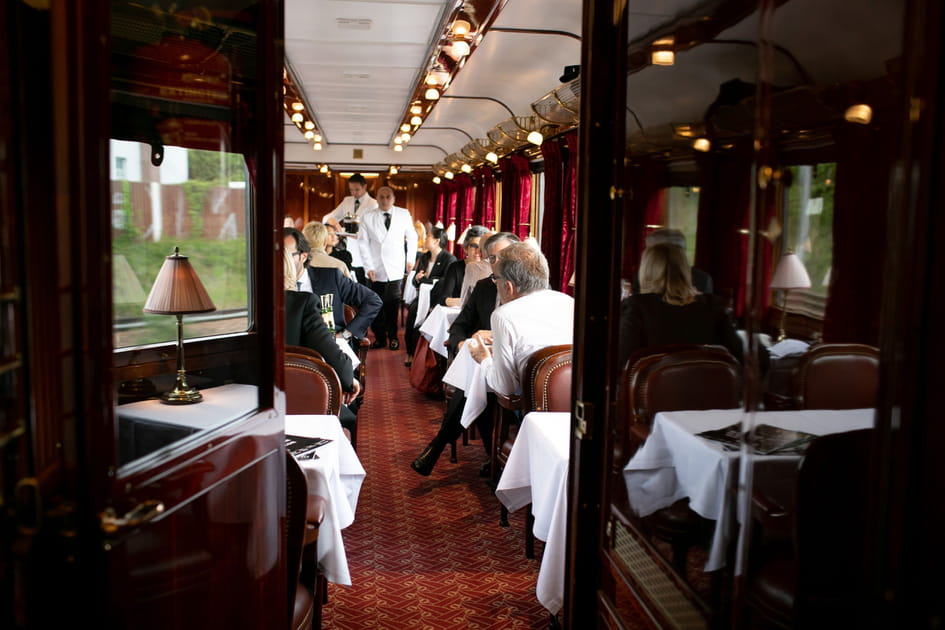 L'int&eacute;rieur du wagon-restaurant