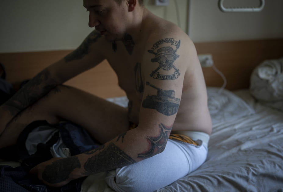 Bless&eacute; par un tir de char