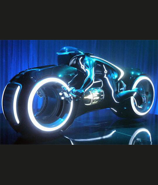 Une moto Tron qui a la permission de rouler sur la route