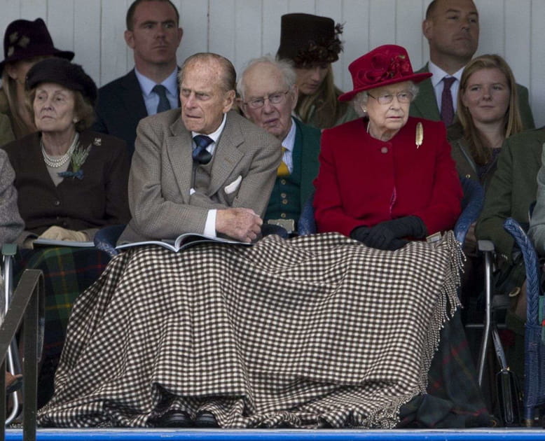 Elle assiste aux jeux des Highlands dans le froid
