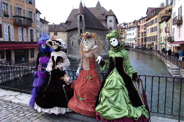 Devant le Palais de l'Isle