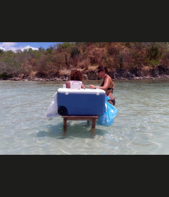 Ap&eacute;ro les pieds dans l'eau