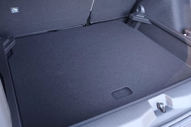 Le volume de coffre de la Citroën C4 reste assez loin de celui de la Renault Megane