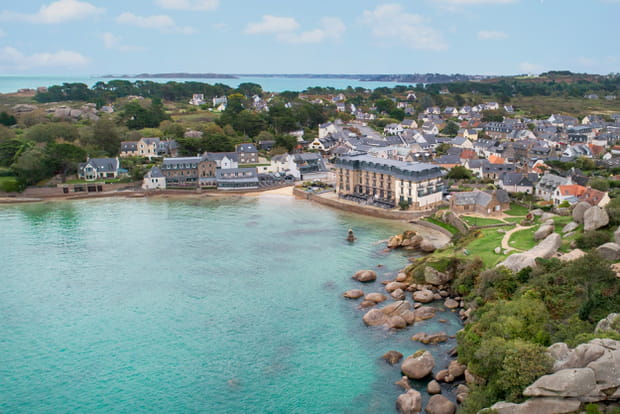 Le Castel Beau Site, hôtel emblématique de la côte de Granit Rose