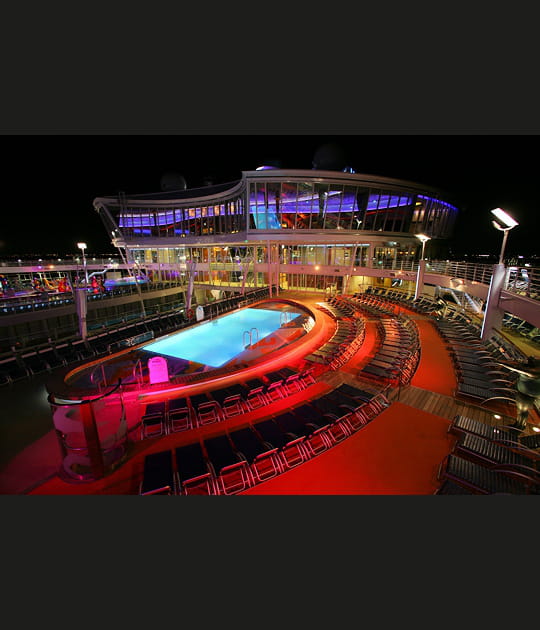 C'est beau un bateau la nuit