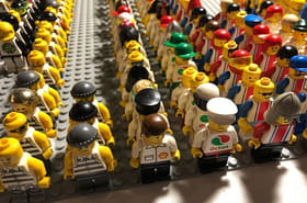 Il poss&egrave;de la plus grande collection de figurines LEGO au monde, il a gagn&eacute; la plus rare lors d'un tirage au sort