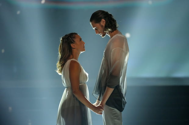 Instant émotion entre Jean-Baptiste Maunier et Inès Vandamme