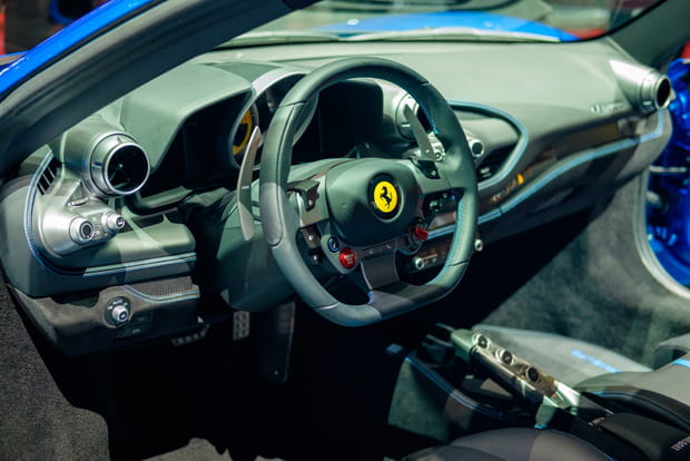 A bord de la F8 Tributo bleue