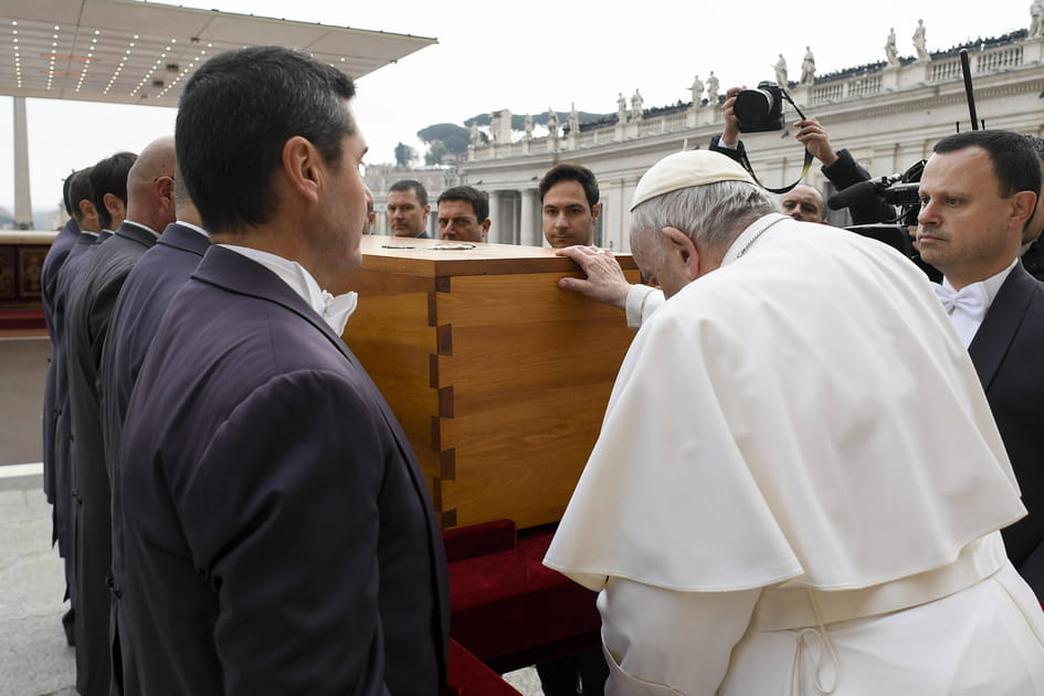 L'adieu du pape Fran&ccedil;ois &agrave; Beno&icirc;t XVI
