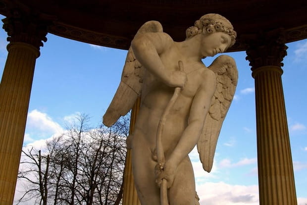 L'Amour se taillant un arc