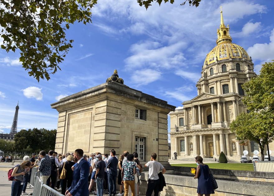 Des badauds font la queue pour entrer dans la cour des Invalides