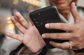 Peu de gens le savent, mais votre t&eacute;l&eacute;phone peut lancer n'importe quelle application si on tapote son dos