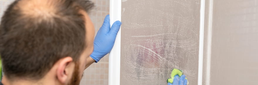 Un chimiste a trouv&eacute; la bonne recette&nbsp;: &quot;appliquer ce liquide vaisselle aide &agrave; d&eacute;graisser la paroi de douche&quot;