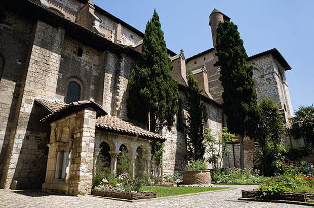 Le cloître et la collégiale Saint-Salvi