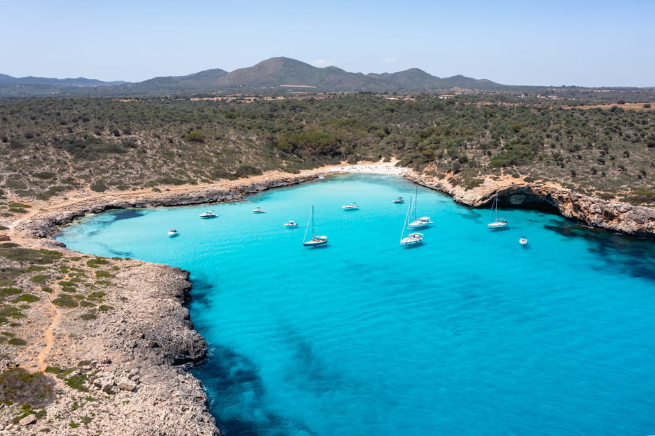 Cala Varques, un coin de paradis secret entre mer et grottes