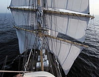 Le cargo hisse les voiles