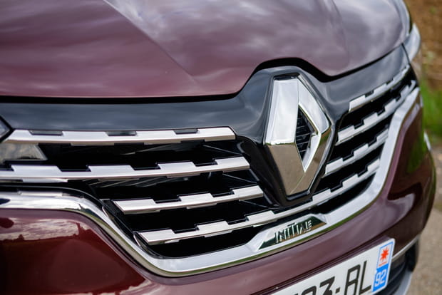 Une face avant qui donne des airs de baroudeur au Koleos