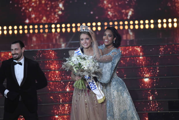 Clémence Botino lègue sa couronne à Amandine Petit