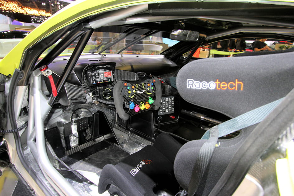 A l'int&eacute;rieur d'une b&ecirc;te de course