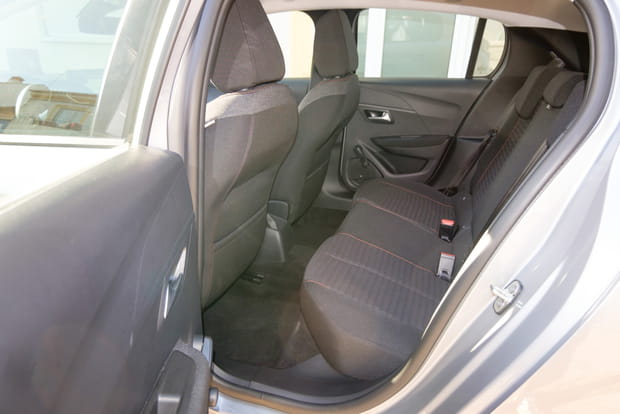 Des places arrières étriquées et difficiles d'accès