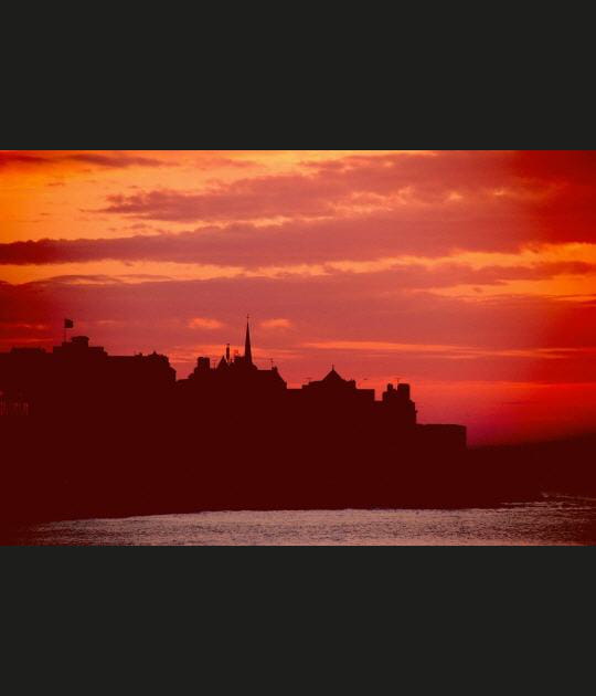 Lumi&egrave;re rouge sur Saint-Malo