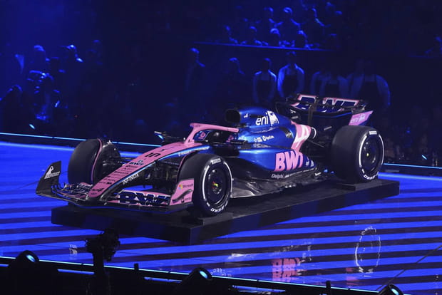 Avec sa robe rose et bleu, Alpine conserve son originalité