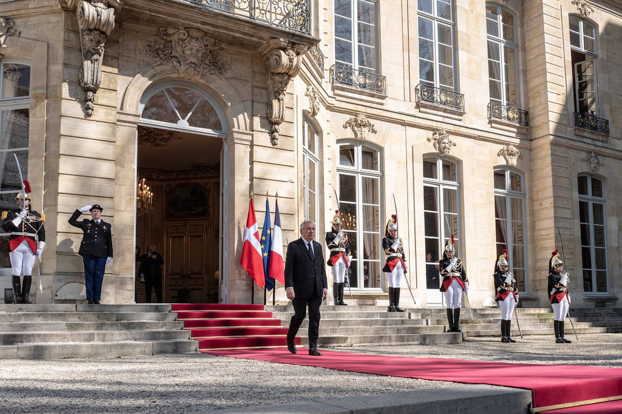 Nouveau gouvernement : Bayrou bientôt remplacé ? Quelles options pour Macron ?