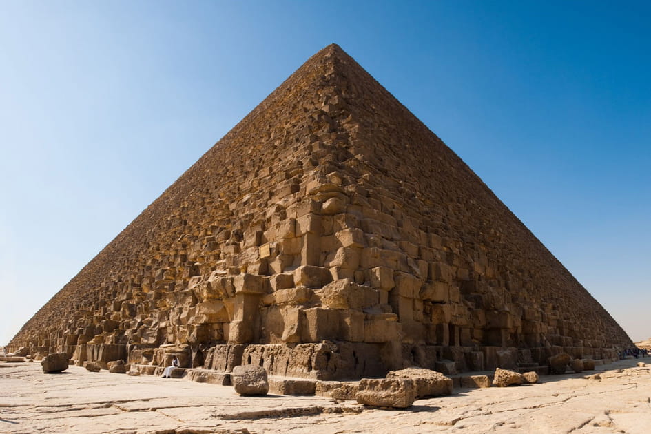La pyramide de Kh&eacute;ops dans la lumi&egrave;re