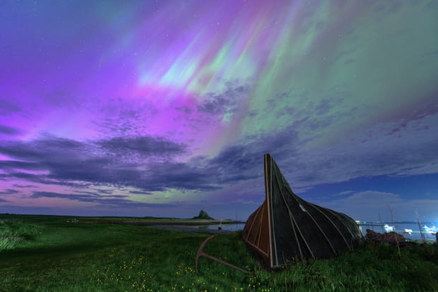 Des aurores boréales au-dessus de la célèbre île sacrée de Lindisfarne