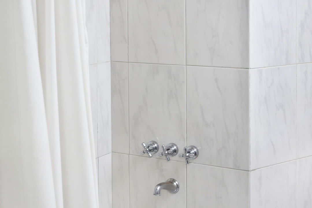 Les deux produits miracles pour enlever le moisi du rideau de douche